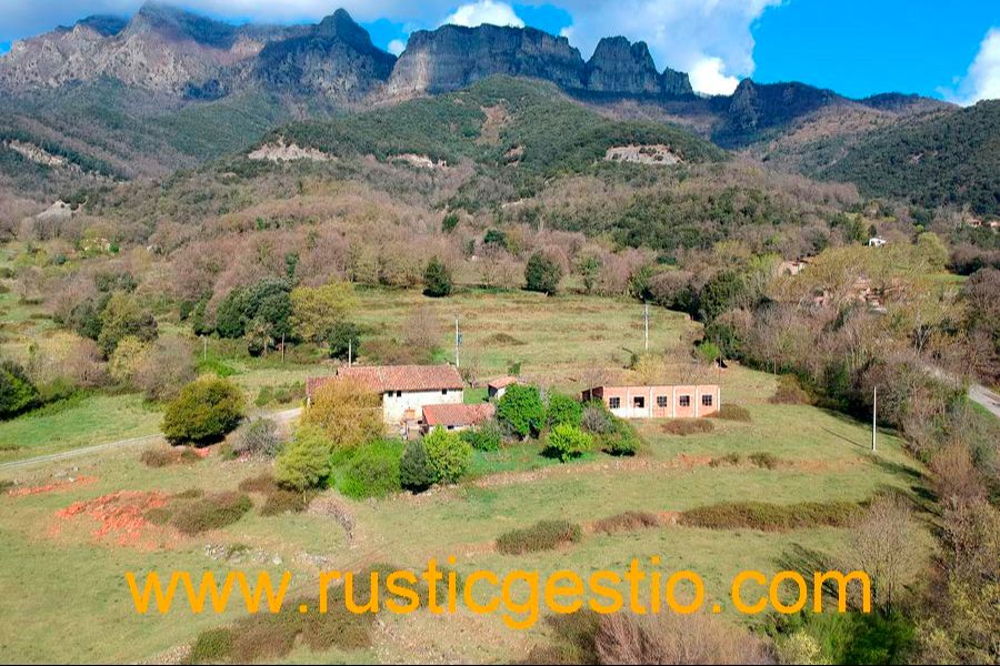 Masía con 3 viviendas y 870 m2 construidos