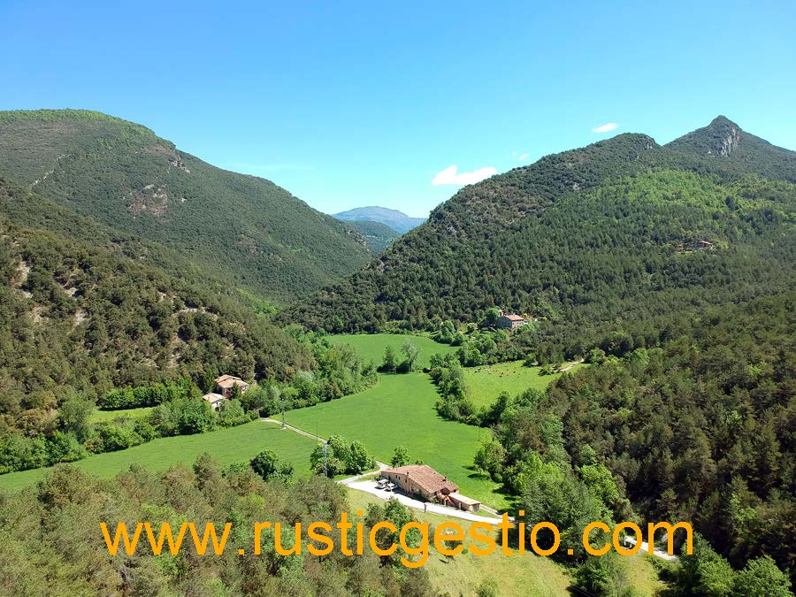 Emblemàtica masia coneguda com l’Hostal del Bac, al municipi de la Vall de Bianya